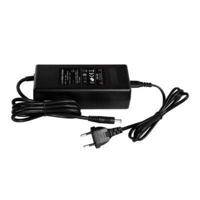 Carregador preto com cabo e tomada europeia em fundo branco