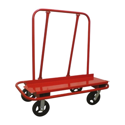 Carrinho de transporte industrial vermelho com quatro rodas pretas e barra vertical
