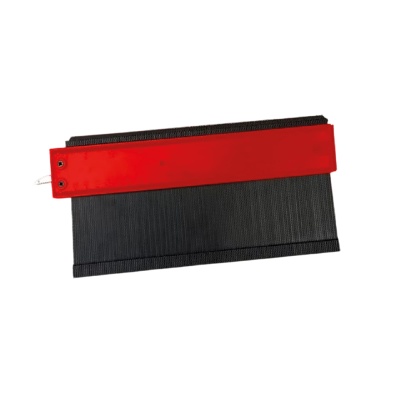 Carteira preta e vermelha com fecho e detalhes metálicos