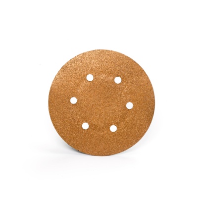 Disco abrasivo circular castanho com seis furos sobre fundo branco