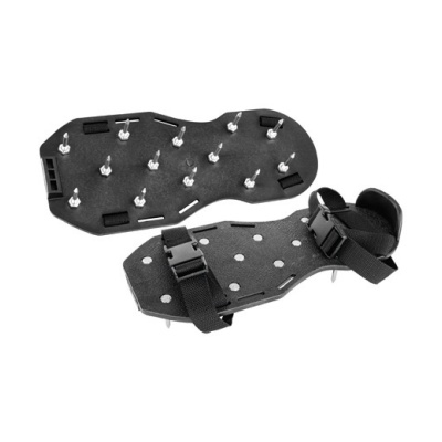 Calçados pretos com cravos metálicos para aeração do solo