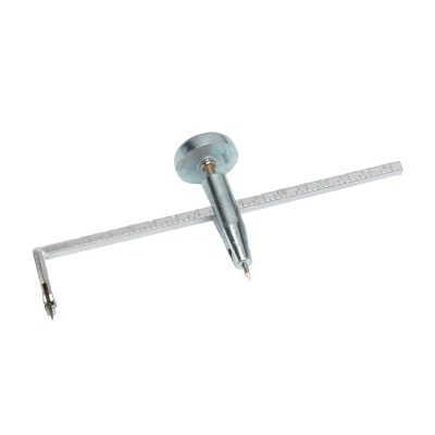 Instrumento de desenho metálico prateado com régua e ponto de apoio circular