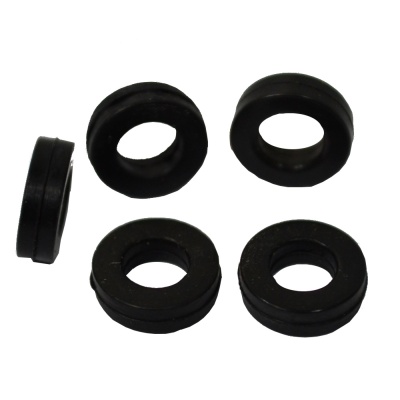 Cinco anéis ou juntas de borracha pretos com orifício circular no centro