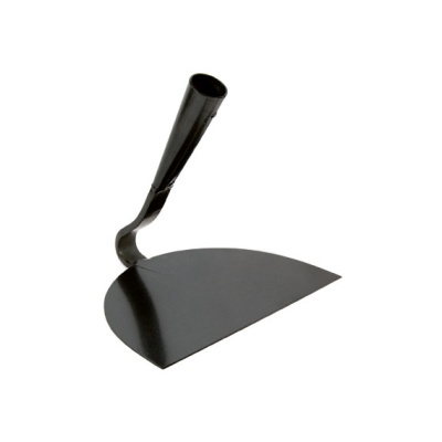 Enxada metálica preta com lâmina semicircular e cabo tubular inclinado