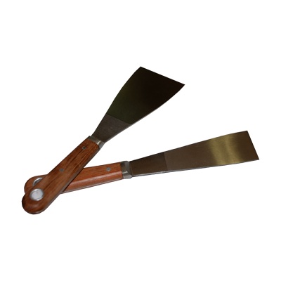 Duas espátulas com lâminas metálicas e cabos de madeira castanha