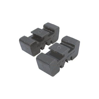 Duas peças pretas de plástico ou borracha com formatos irregulares