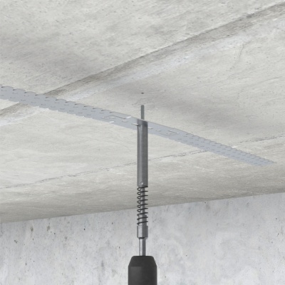 Ferramenta metálica pendurada num teto de cimento com mola e pega preta