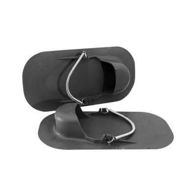 Dois dispositivos pretos de borracha com cordões sobre fundo branco