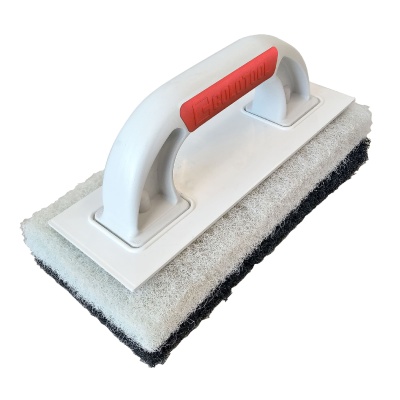 Esfregão de limpeza branco com pega vermelha e esponjas preta e cinza