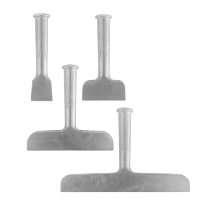 Quatro espátulas metálicas de vários tamanhos com cabo e texto BENZAL