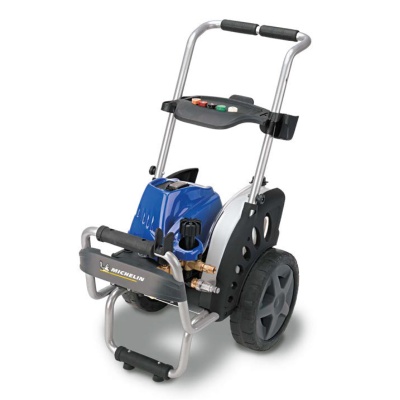 Lavadora de alta pressão metálica azul e preta com rodas cinza grandes