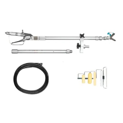 Conjunto de ferramentas para pintura com tubo metálico, mangueira preta e rolos de pintura