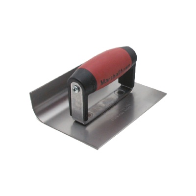 Utensílio de cozinha em metal com alça vermelha e preta