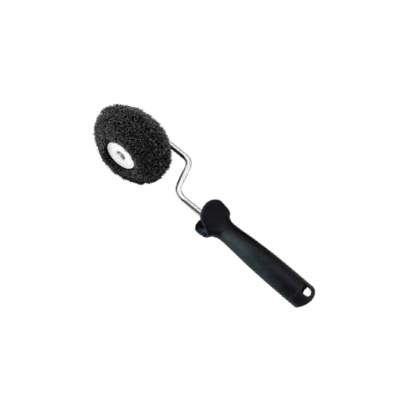 Rolo de pintura com cabo preto e rolo preto texturizado