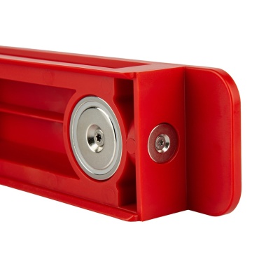 ferramenta vermelha de plástico e metal com disco circular