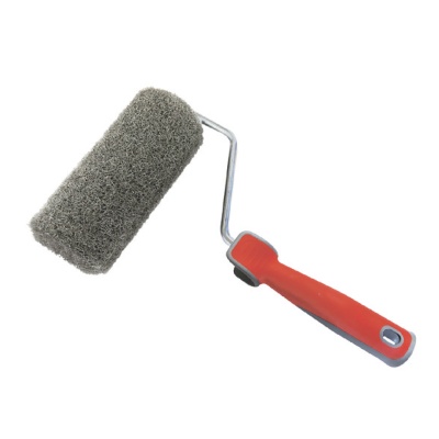 Rolo de pintar com cabo vermelho e espuma cinza texturada
