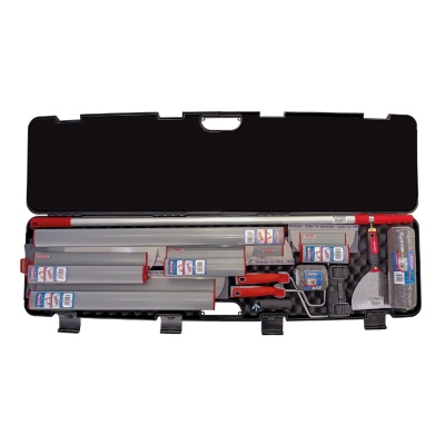 Mala preta aberta com conjunto de ferramentas de pintura e acessórios