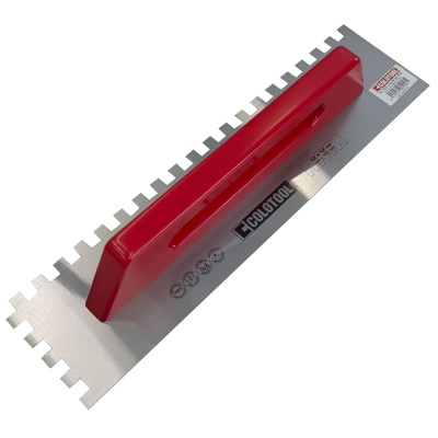 Espátula quadrada de construção com cabo vermelho e dentes na lâmina metálica.