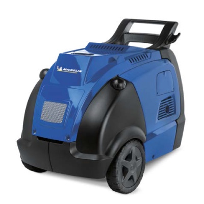 Equipamento de limpeza MICHELIN azul e preto com rodas grandes.