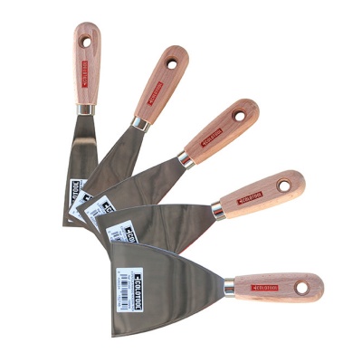 Conjunto de cinco espátulas de metal com cabos de madeira clara e etiquetas