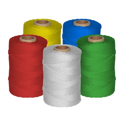 Cinco rolos de corda colorida com textura trançada