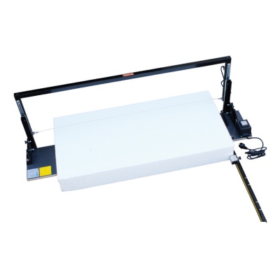 Cortador de espuma elétrico preto com régua amarela e almofada branca