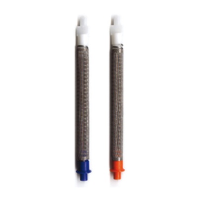 Dois filtros metálicos com pontas coloridas azul e vermelho em fundo branco