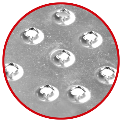 Superfície metálica com rebites circulares num círculo vermelho.