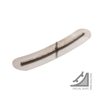 Suporte curvo de aço inoxidável com parafuso central e parafusos pequenos, em fundo branco, acompanhado de logotipo e texto.