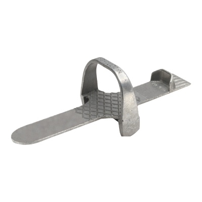 Produto metálico prateado com alça e base larga