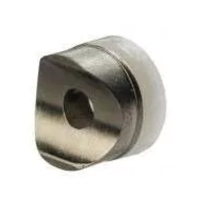 Peça metálica triangular com orifício central e fundo branco