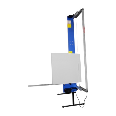 Elevador metálico azul e preto com plataforma branca e barra cinzenta