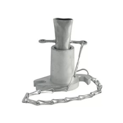 Dispositivo metálico prateado com base, peça cilíndrica e corrente