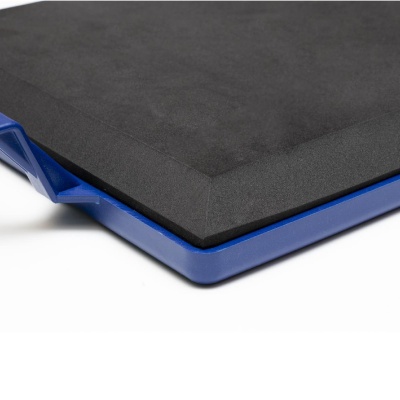 Tapete de espuma preta com base plástica azul