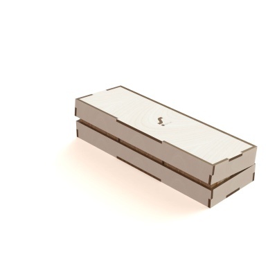 Caixa retangular de madeira clara com tampa e detalhes castanhos