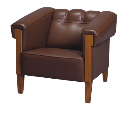 Poltrona de couro castanho com braços largos e pernas de madeira