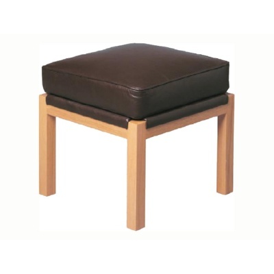 Pufe quadrado de madeira clara com almofada castanha escura