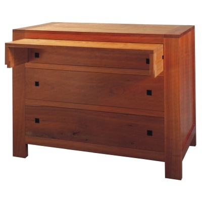 Móvel de madeira castanha com gavetas e puxadores quadrados pretos