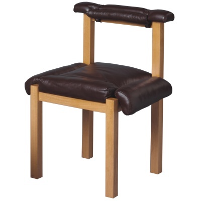 Cadeira de madeira clara com estofos em pele castanha escura e acolchoados