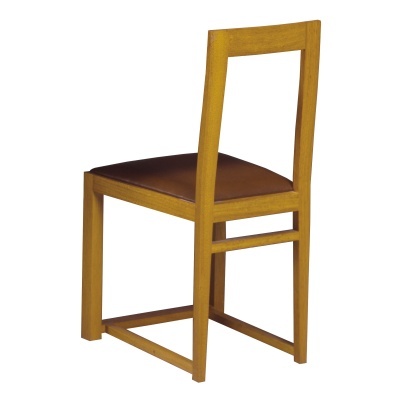 Cadeira de madeira clara com assento castanho e encosto retangular