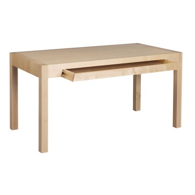 Mesa de madeira clara com gaveta embutida ligeiramente aberta