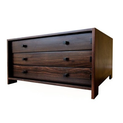 Móvel de madeira escura com três gavetas e puxadores pretos