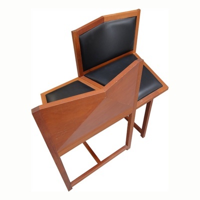 Cadeira de madeira com estofos pretos e design geométrico