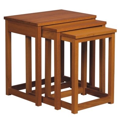 Conjunto de três mesas de madeira castanha, design simples, encaixadas umas dentro das outras.