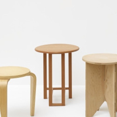 Três mesas de apoio redondas de madeira com designs diferentes