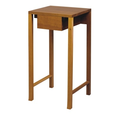 Mesa alta de madeira com gaveta e quatro pernas retas em tom castanho claro