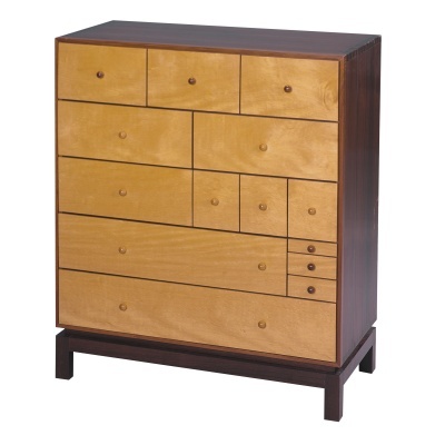 Cómoda de madeira com gavetas amarelas e estrutura escura