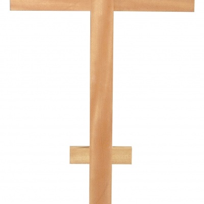 Expositor em madeira clara com hastes horizontais e base vertical