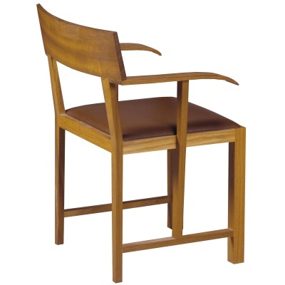 Cadeira de madeira castanha com assento estofado e encosto curvo