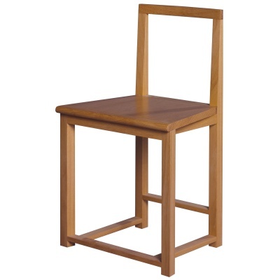 Cadeira de madeira com assento e encosto quadrado e estrutura clara